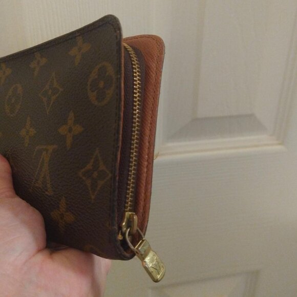 Louis Vuitton Monogram Zippy Wallet - Picture 6 of 15